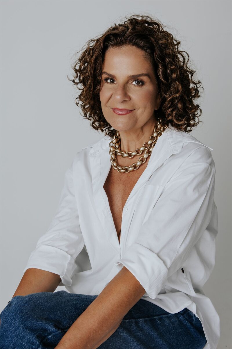 Luciana Horta, criadora do Movimento Change, em retrato de estúdio em preto e branco